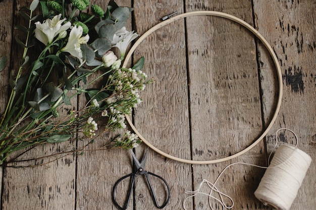 Ręcznie haftowana rama z kwiatowym motywem